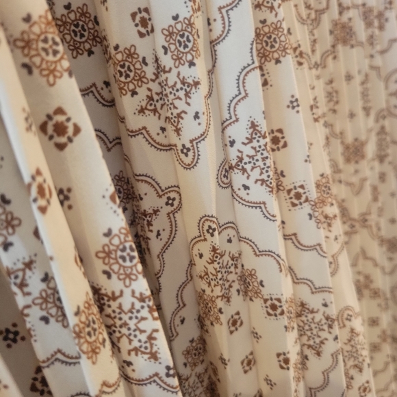 Pleated midi length skirt with boho prints - Picture 2 of 9